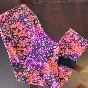 Gaiam capri leggings. Adorable pattern. Size Large. Good condition.